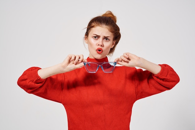 mooie vrouw rode lippen aantrekkelijke uitstraling geïsoleerde achtergrond foto van hoge kwaliteit