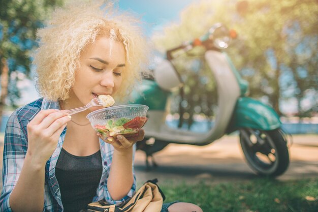 Mooie vrouw salade eten