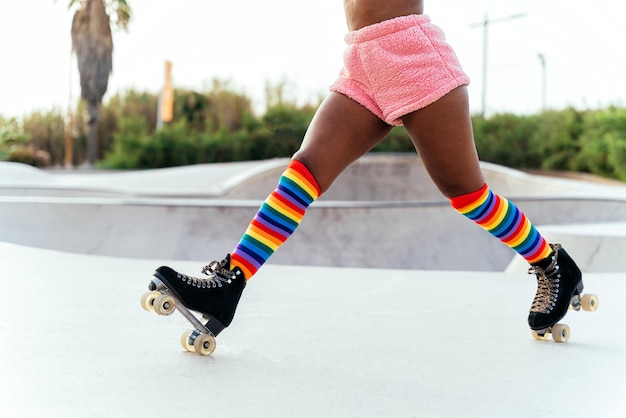 Mooie vrouw schaatsen met rolschaatsen en plezier hebben