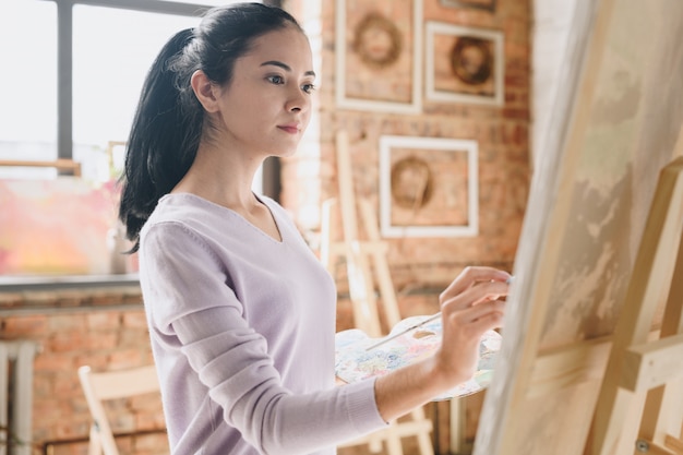 Mooie vrouw schilderij foto in Art Studio