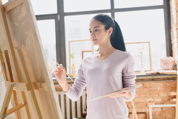 Mooie vrouw schilderij in Art Studio