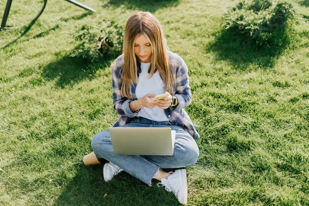 Mooie vrouw sms't op mobiel