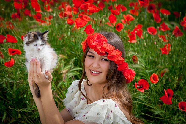 Mooie vrouw speelt met een kitten