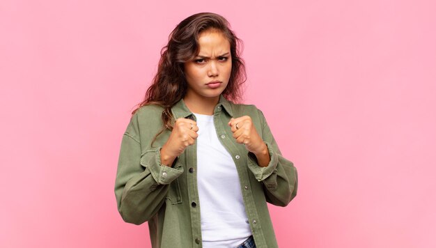 mooie vrouw tegen egale kleur muur