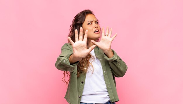 mooie vrouw tegen egale kleur muur