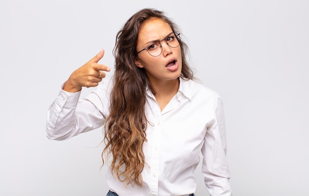 mooie vrouw tegen egale kleur muur