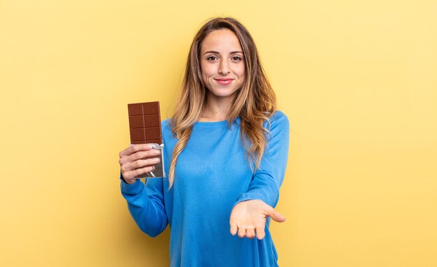 mooie vrouw tegen egale kleur muur