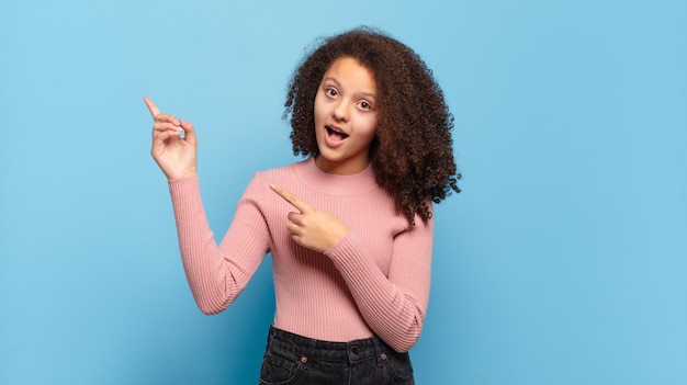 Foto mooie vrouw tegen egale kleur muur