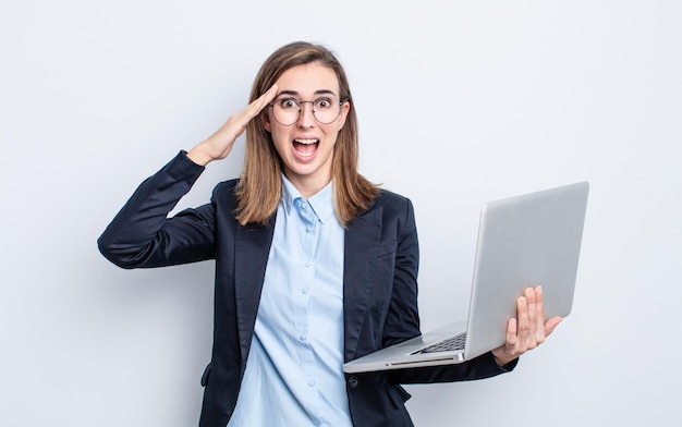 mooie vrouw tegen egale kleur muur