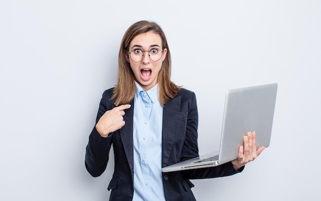 mooie vrouw tegen egale kleur muur