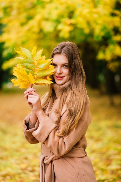 Mooie vrouw tijd doorbrengen in een park tijdens de herfst