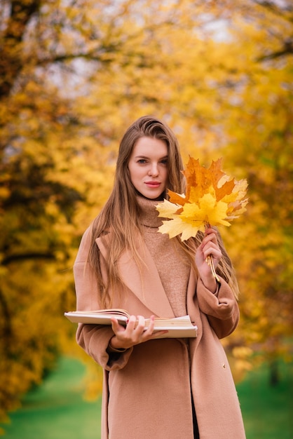 Mooie vrouw tijd doorbrengen in een park tijdens de herfstseizoen