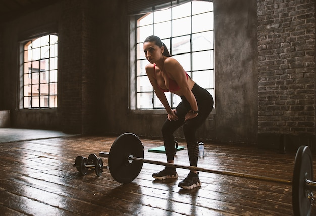 Mooie vrouw traint en maakt functionele training in de sportschool