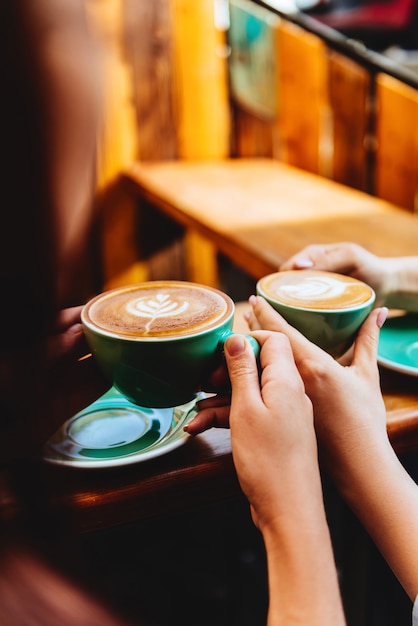 Mooie vrouw twee die koppen van koffie houdt.