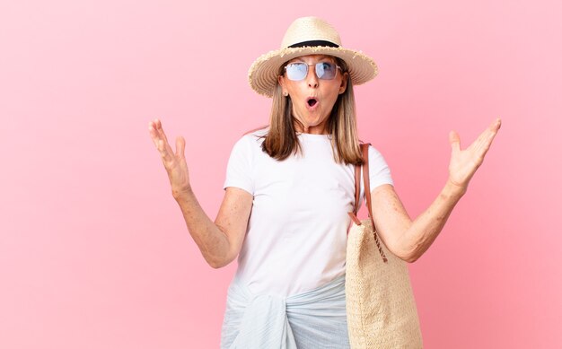 Mooie vrouw van middelbare leeftijd die zich extreem geschokt en verrast voelt. zomer concept