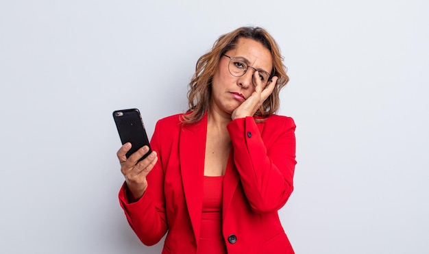 Mooie vrouw van middelbare leeftijd die zich verveeld, gefrustreerd en slaperig voelt na een vermoeiende bedrijfsconcept