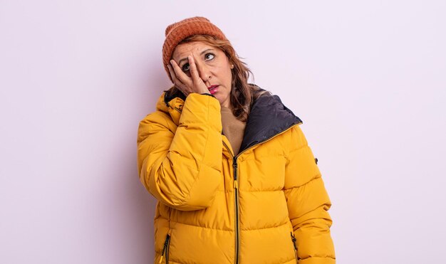 Mooie vrouw van middelbare leeftijd die zich verveeld, gefrustreerd en slaperig voelt na een vermoeiende winter concept