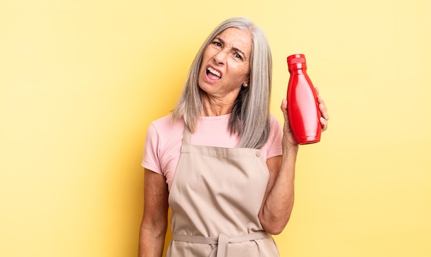 Mooie vrouw van middelbare leeftijd die zich verward en verward voelt. ketchup concept