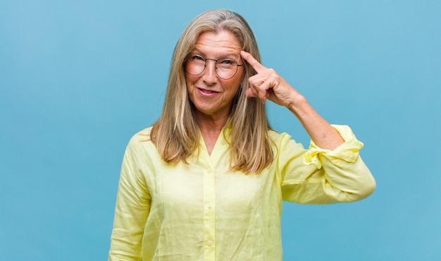 Mooie vrouw van middelbare leeftijd die zich verward voelt