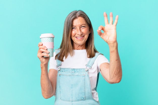 Mooie vrouw van middelbare leeftijd met een afhaalkoffie