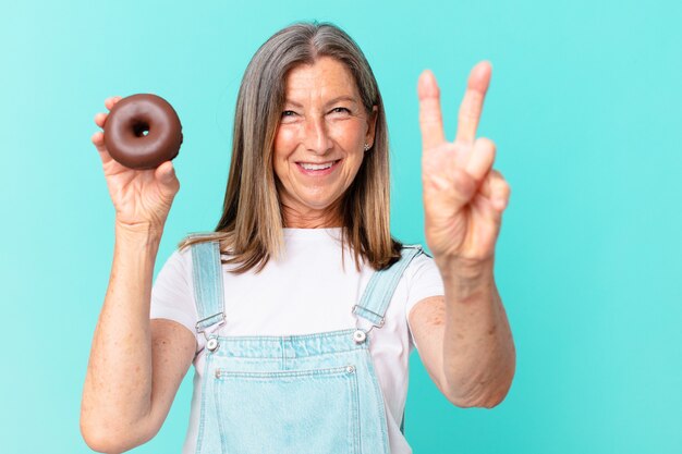 Mooie vrouw van middelbare leeftijd met een donut