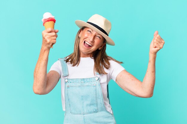 Mooie vrouw van middelbare leeftijd met hoed en met een ijsje. zomer concept