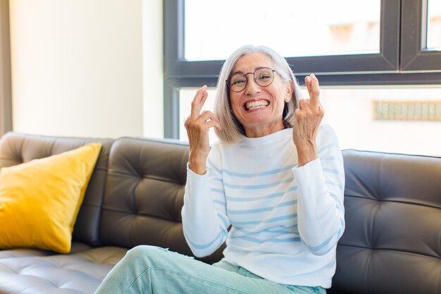 Mooie vrouw van middelbare leeftijd met mooi haar