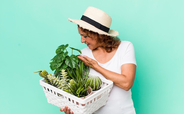 Mooie vrouw van middelbare leeftijd met plantentuinconcept