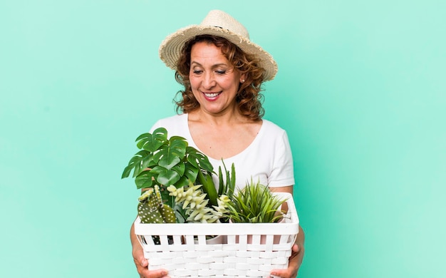 Mooie vrouw van middelbare leeftijd met plantentuinconcept