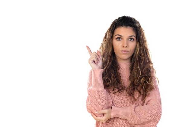 Mooie vrouw van middelbare leeftijd met roze wollen trui geïsoleerd op een witte muur