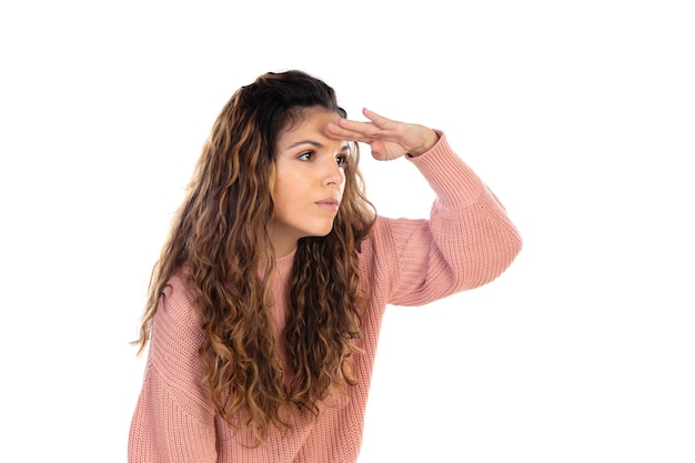 Foto mooie vrouw van middelbare leeftijd met roze wollen trui geïsoleerd op een witte muur