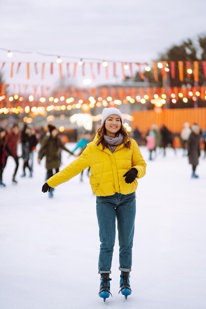 Mooie vrouw veel plezier actief schaatsen Wintervakantie concept