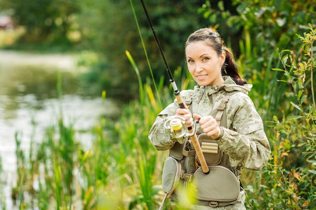 Mooie vrouw vist op de rivier