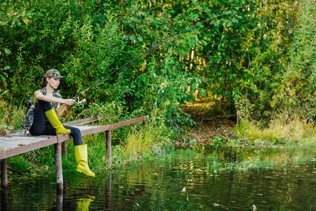 Mooie vrouw vist op de rivier