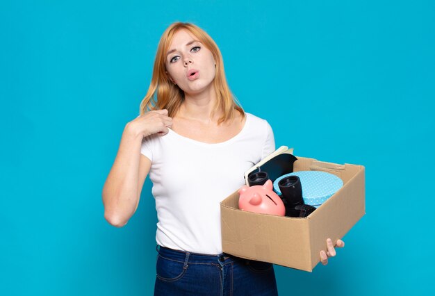 Mooie vrouw voelt zich gestrest, angstig, moe en gefrustreerd, trekt aan de nek van het shirt, ziet er gefrustreerd uit met een probleem