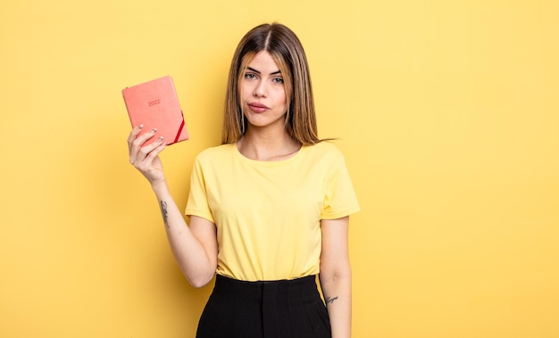 Mooie vrouw voelt zich verdrietig en zeurt met een ongelukkige blik en huilt. planner concept