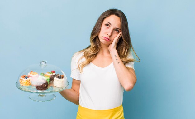 Mooie vrouw voelt zich verveeld, gefrustreerd en slaperig na een vermoeiende