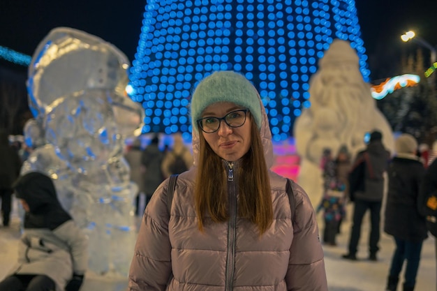 Mooie vrouw wakker in nieuwjaarsnacht stad kerstvakantie nieuwjaar of kerstconcept