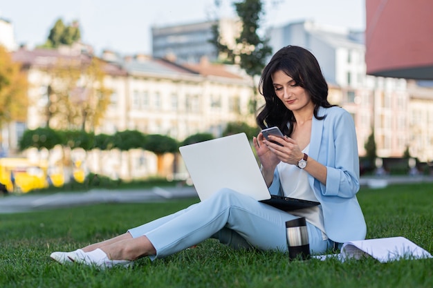 mooie vrouw werkt online