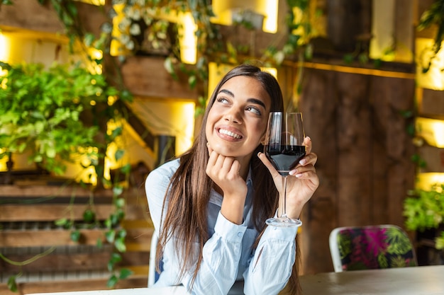 Mooie vrouw wijn proeverij zittend in restaurant