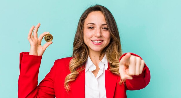 Mooie vrouw wijzend op de camera die jou kiest