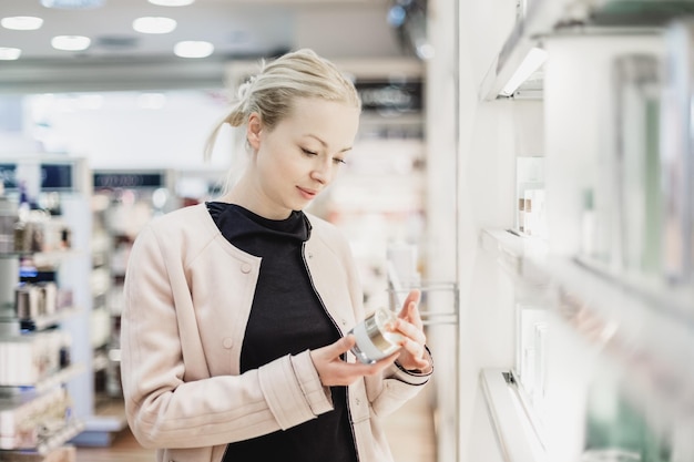 Mooie vrouw winkelen in schoonheidswinkel