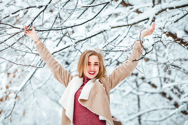 Mooie vrouw winter portret.