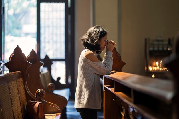 Mooie vrouw zit met gebonden handen in de kerk.