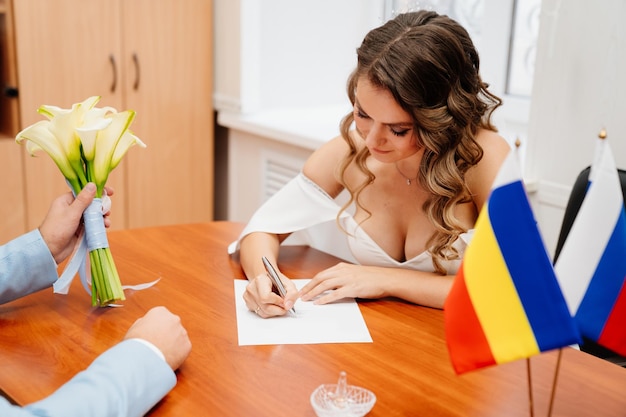 Mooie vrouw zit op tafel.