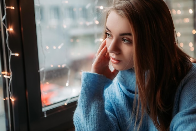 Mooie vrouw zitten in de plaatselijke café coffeeshop in de buurt van raam