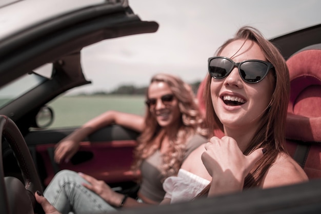 Mooie vrouw zittend in cabriolet