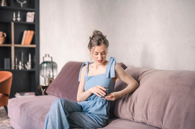 Mooie vrouw zittend op een bank