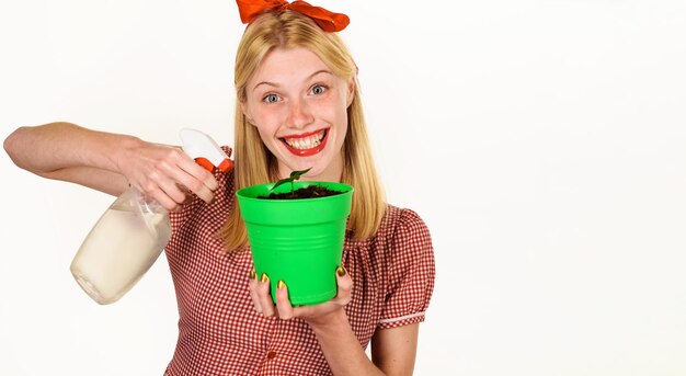 Mooie vrouw zorgt voor citrusboom, gelukkig meisje dat water op mandarijnboom in bloempot sprenkelt