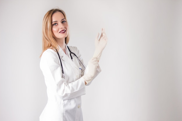 Mooie vrouwelijke arts met medische handschoenen